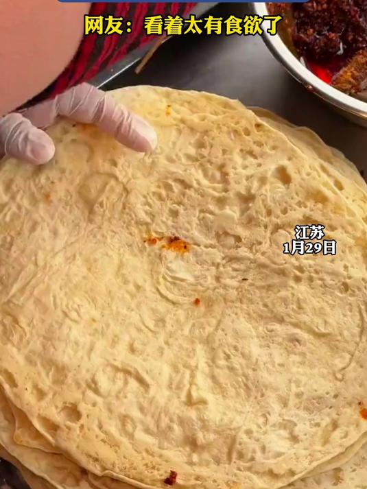 男子在路边摊买巨无霸牛排鸡柳卷饼，就这卷饼你一吃一个不吱声