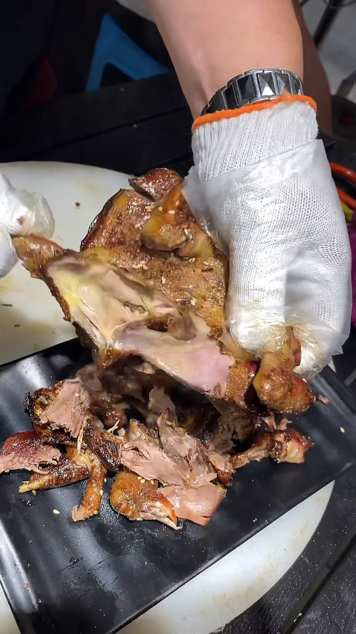 烧烤美食带皮烤鸽子