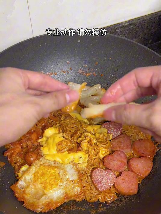 牛奶芝士火鸡面 没人能拒绝得了黏糊糊的奶香芝士火鸡面吧