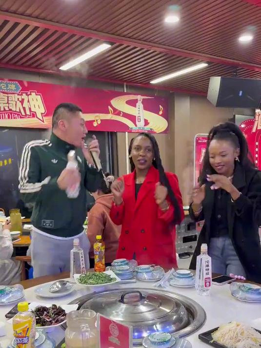 与友人一起吃铁锅炖 今天这桌菜适合唱什么样的歌 (1)#优质视频激励计划#