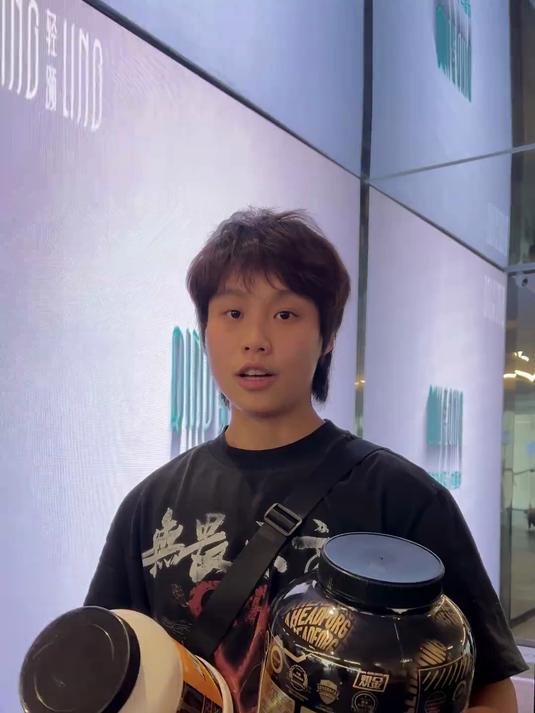 挑战用蛋白粉让肌肉男带我训练