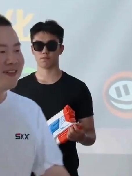 烧饼岳云鹏轮番挖坑！孟鹤堂回答引爆笑，最后竟砸到自己脚上