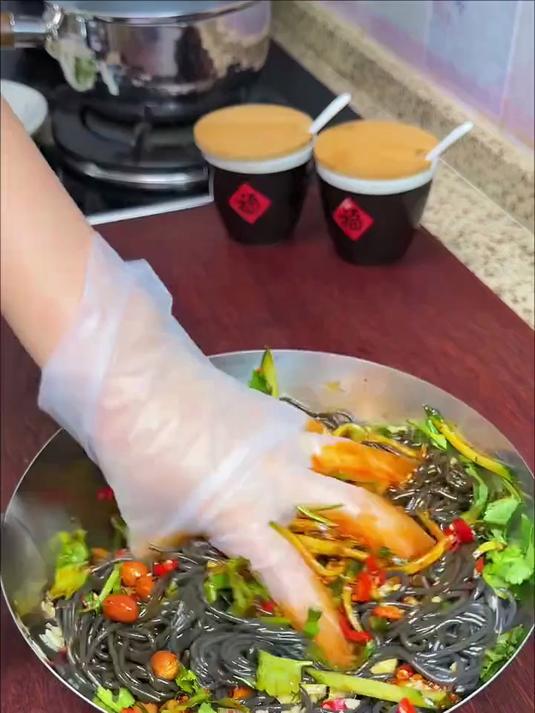 过年待客凉拌上一盘这个凉拌蕨根粉 酸辣爽口又解腻 大人碎娃都爱