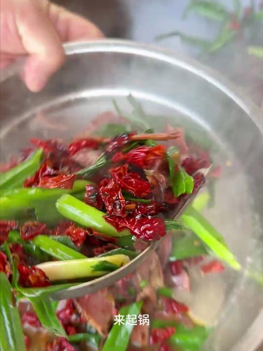 腊猪舌这个做法很特别，香辣爽口，下酒下饭都很巴适