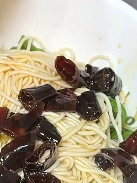 挑战嗦遍全国100家面第六站：酸菜猪肝肉片面