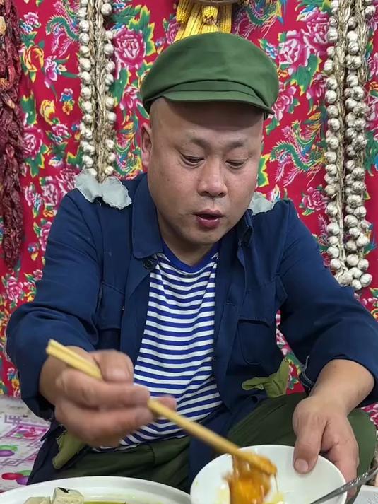 她说来送俩土豆,顺走了一锅小鸡炖蘑菇