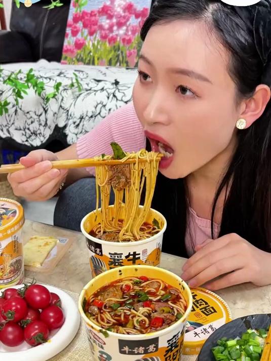 老襄阳的烟火气,全在这碗挂满红油的牛肉面里!