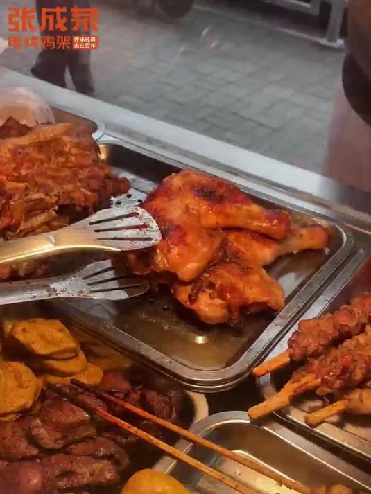张成荣电烤鸡架操作简单，线上线下多渠道运营