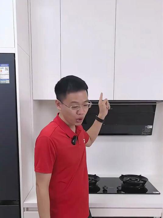 美的旗舰烟机无烟感2.0,双风道、高温蒸汽洗黑科技