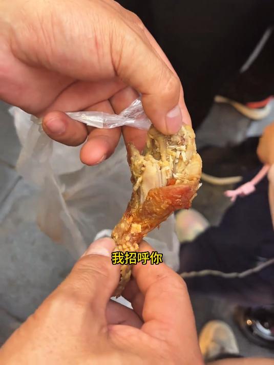男子带孩子去正新鸡排买鸡腿，结果发现鸡腿里面全是蛆