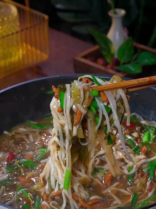 天热不想吃饭，那这个酸菜肉丝面就安排起来