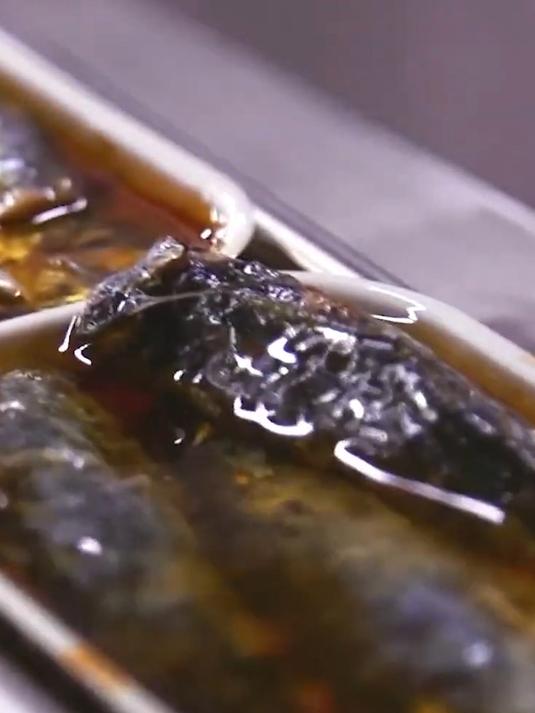 味道奇臭无比的鲱鱼罐头,为何瑞典人无比喜爱,制作过程是怎样的