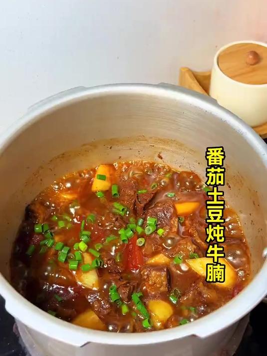 #番茄土豆炖牛腩#家常硬菜做法#牛肉料理教程#高压锅美食教程#家常菜教程超级好吃的番茄土豆