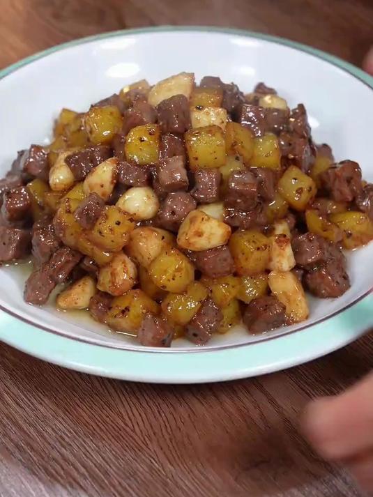 这个孩子和大人都爱吃的土豆丁炒牛肉粒，在家做起来真的很简单