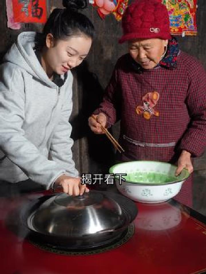 今天奶奶教小雪腌制酸肉,吃起来肥而不腻,软糯酸香,连从来