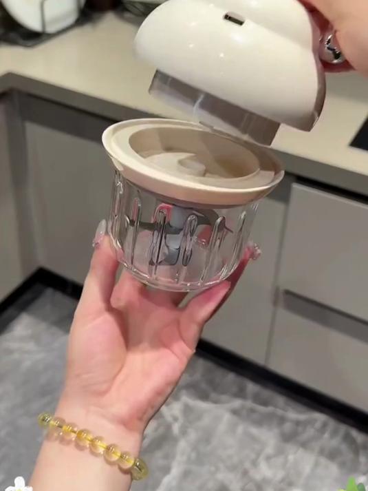 这个泡芙造型的料理机也太好用了,搅大蒜辣椒碎都很好用