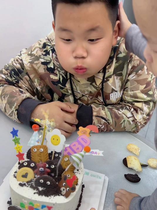 小朋友过生日,妈妈买了可爱的蛋糕