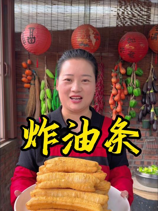 朵朵今天做的河南美食手工炸油条，金黄酥脆，简单好做又好吃