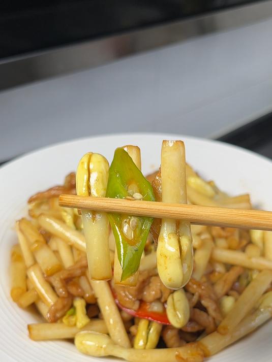 最是人间烟火气,花生芽来炒肉丝,缕缕炊烟系君心一盘家味暖尘襟