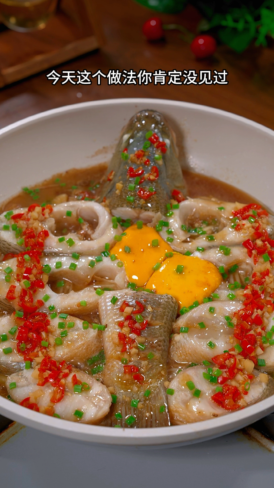 鲈鱼不要总是清蒸或者红烧了,做个蒜蓉鲈鱼,特别好吃#美食分享#家常菜#清蒸蒜蓉鱼