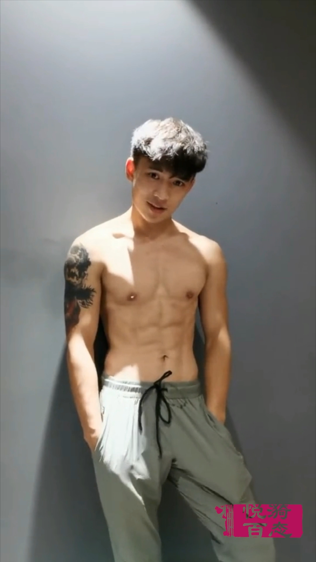 肌肉小狼狗凹造型秀身材,刀刻般的腹肌和鲨鱼肌让他男友力爆棚