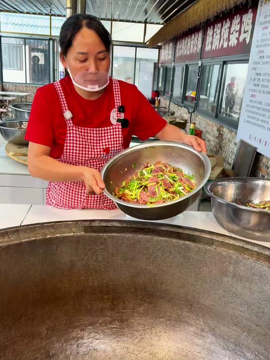 河南开封大席折菜，24个菜烧好再一锅炖，感受豫菜的接地气 #大席折菜 #杞县美食 #开封美