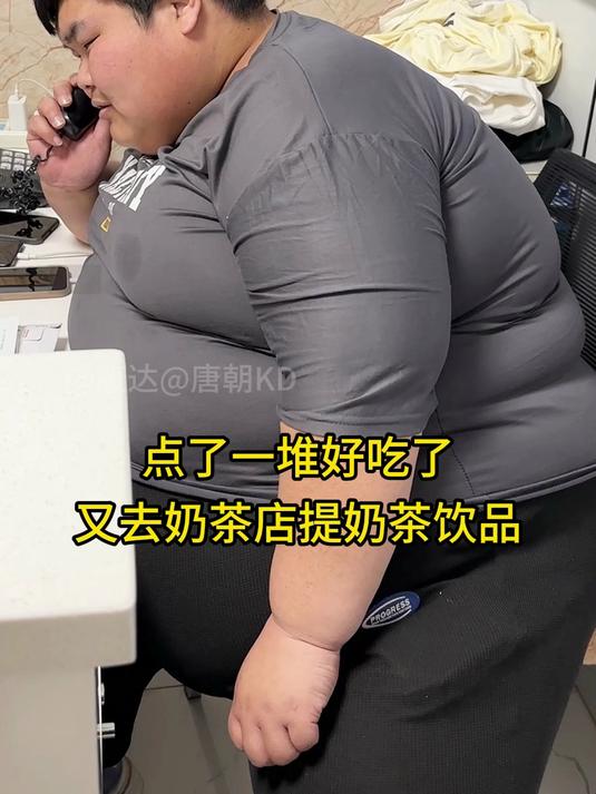叫外卖点了一堆好吃的还有奶茶不胖才怪
