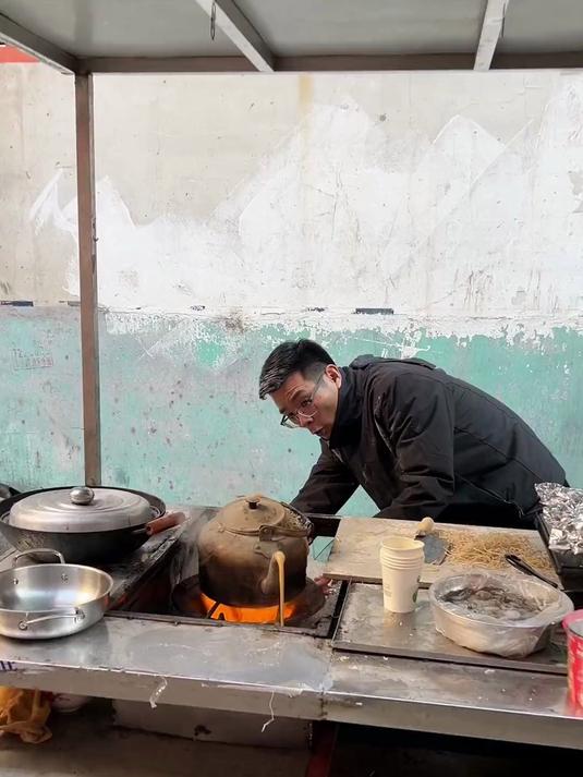 多年老师傅做的花甲泡面,一份5块钱值不值?