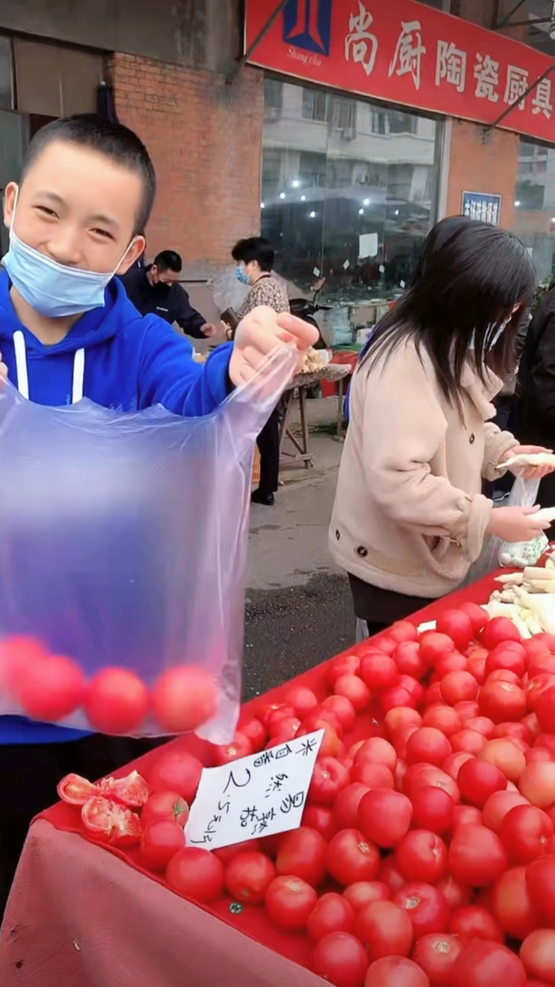 轩爸轩妈带轩轩去市场买菜,轩轩自己挑选很开心