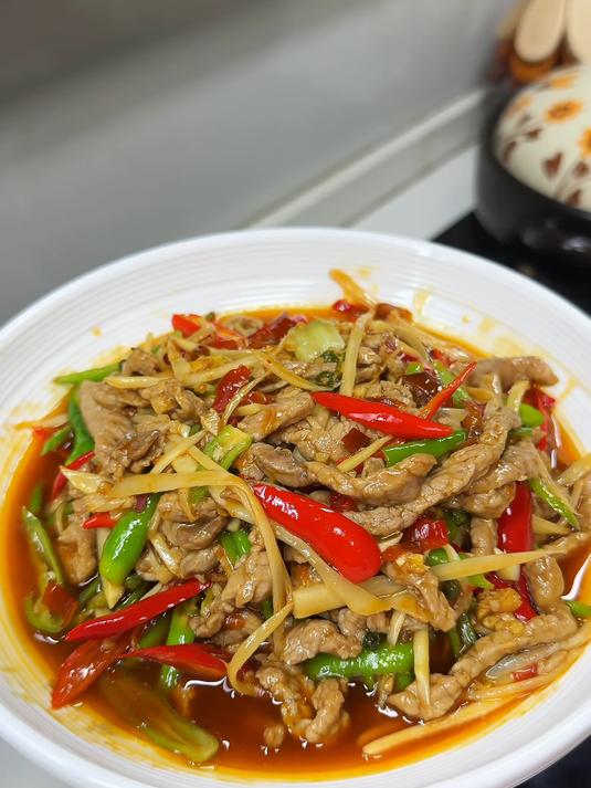 不是我吹,没得哪个川渝娃儿能拒绝这盘酸辣下饭的仔姜牛肉丝