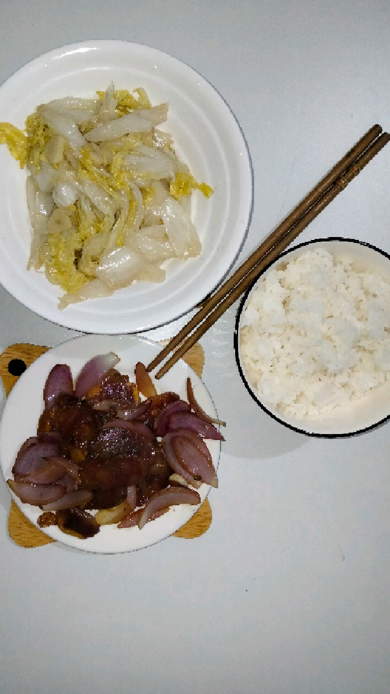 一人食:香肠炒洋葱+素炒白菜+白米饭