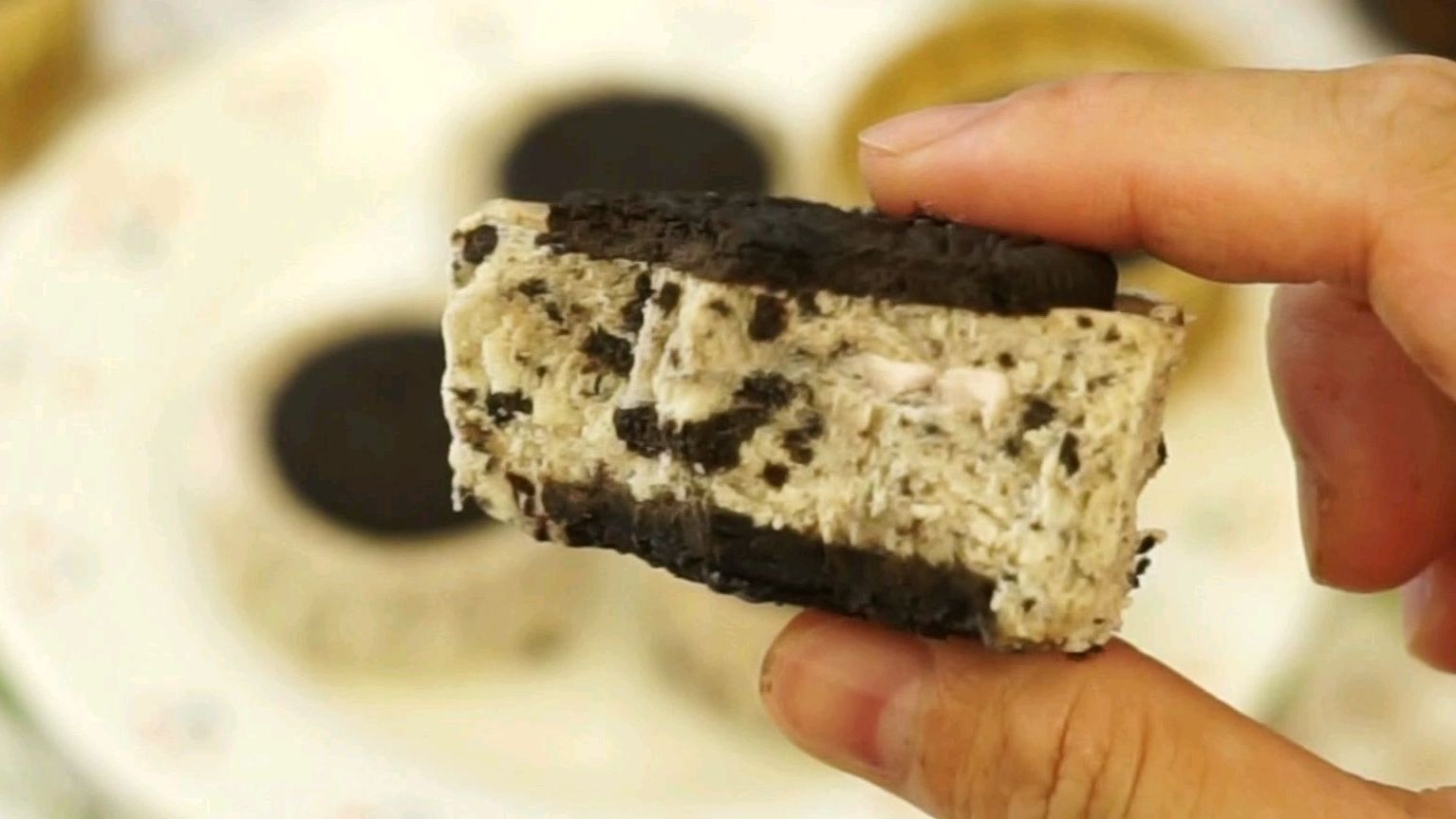 天气越来越热啦,来一块奥利奥夹心冰淇淋,清爽一夏吧。#甜品烘焙秘方# #潮新生报到#