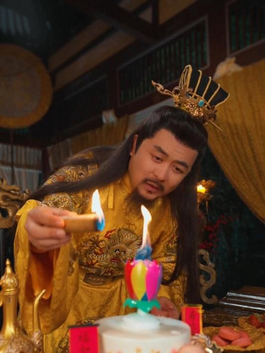 皇帝寿宴,女子拿出生日蛋糕贺寿,谁叫她带着快递穿越呢