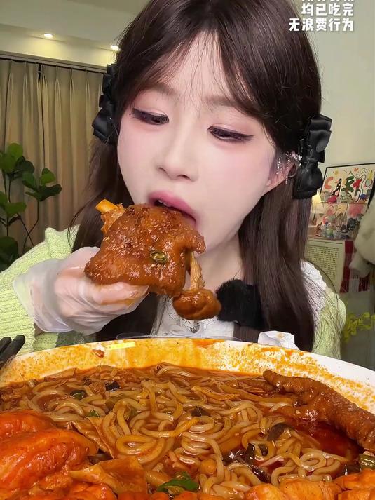 脑海里只有两件事:吃和减肥!今天吃豪华加料螺蛳粉