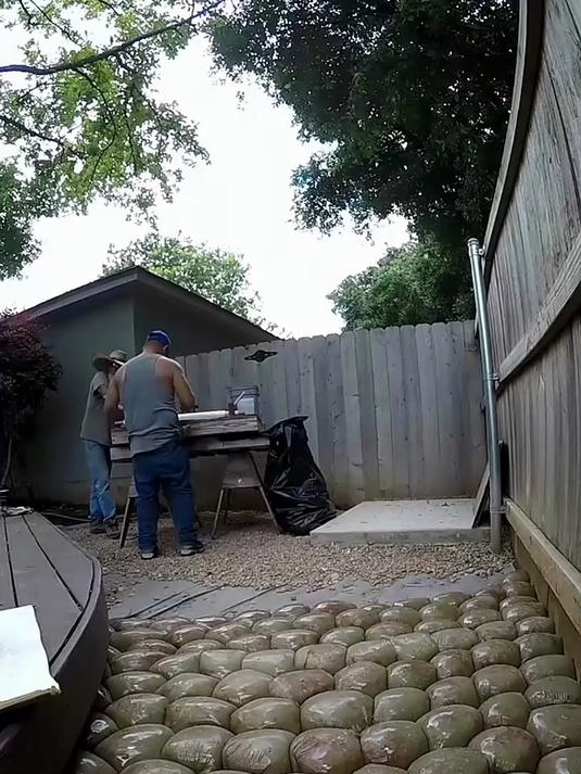 原来我们平时所看到的鹅卵石路面是这样铺设出来的