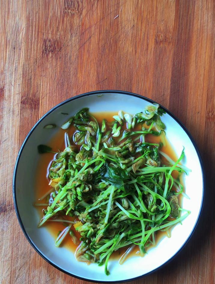 洋槐花的做法和吃法,像我这样炒豆苗,好吃下饭