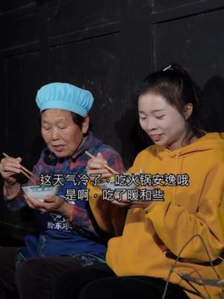 本地糯米做的纯手工糍粑依旧热卖,用卖糍粑的收入给奶奶买了