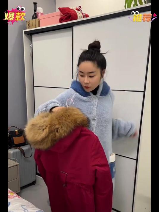 穿着五年前花了1700买的红色派克服,去帮邻居接新娘子