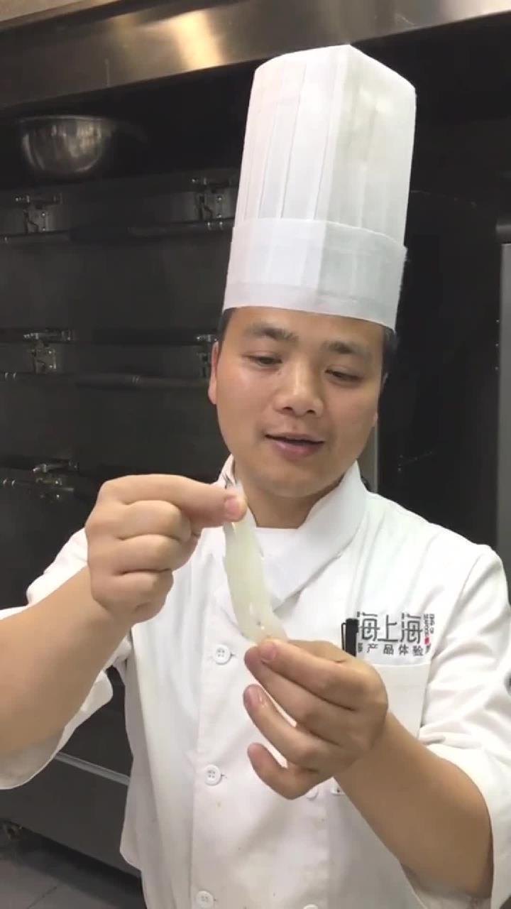 蒜蓉粉丝蒸白饭鱼,条件不允许,两条也够了。哈哈哈