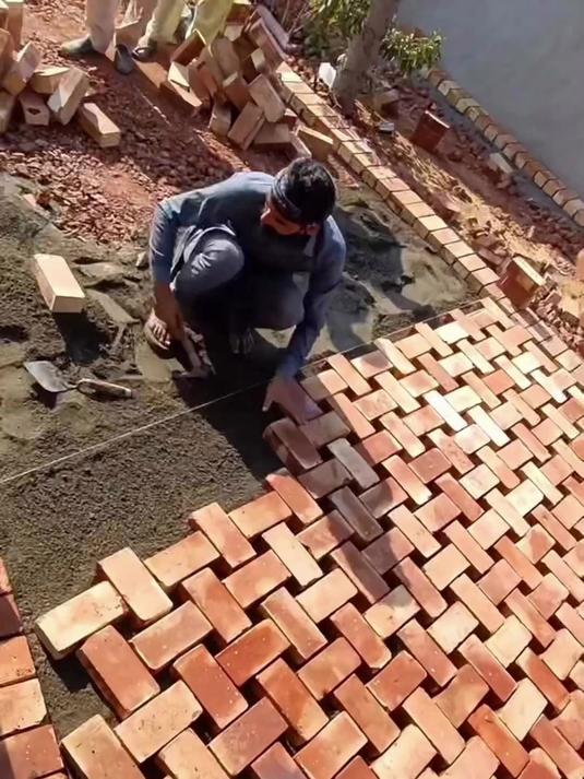 院子红砖铺贴施工， 用红砖铺设地面灌水泥效果#治愈##施工##手艺人##能工巧匠#