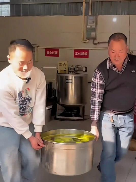 新鲜压榨纯菜籽油色泽金黄滴滴香浓 菜籽油