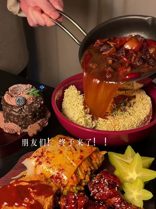 饿了吗?来点超爽的《红烧牛腩泡面》《卷凉皮和超绝手枪腿再来点可乐鸡翅根和脆皮巧克力蛋糕吧