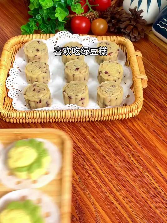 绿豆糕不自己做一次，永远不知道原来这么好吃，不像外面那种齁甜