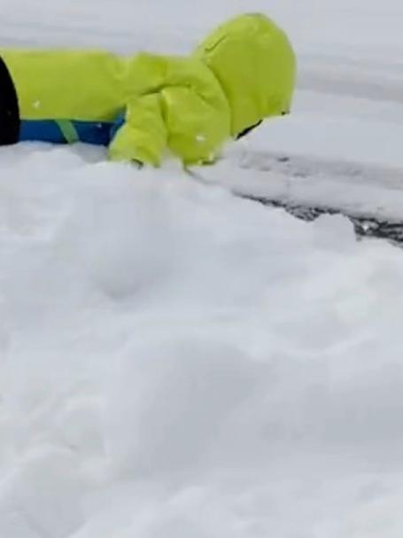 沉浸式玩雪时光,小朋友们撒欢玩雪超快乐,冬日童趣直接拉满