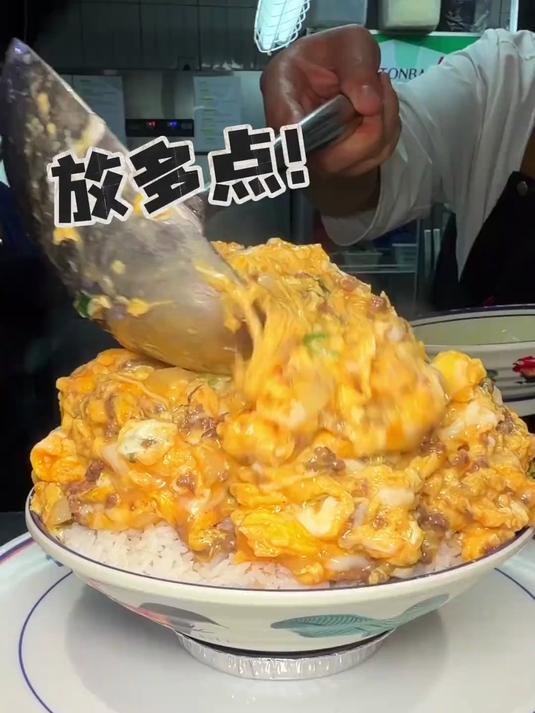 超级巨无霸茶餐厅!一份饭5人吃?滑蛋牛肉饭!鸡腿包!炭炉奶茶!全是巨型份量!