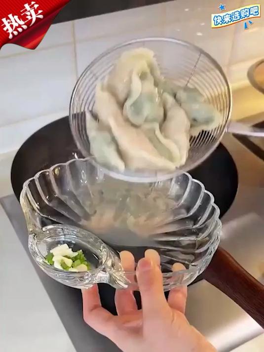 这种自带蘸料碟的饺子盘,一人一个口味互不影响!