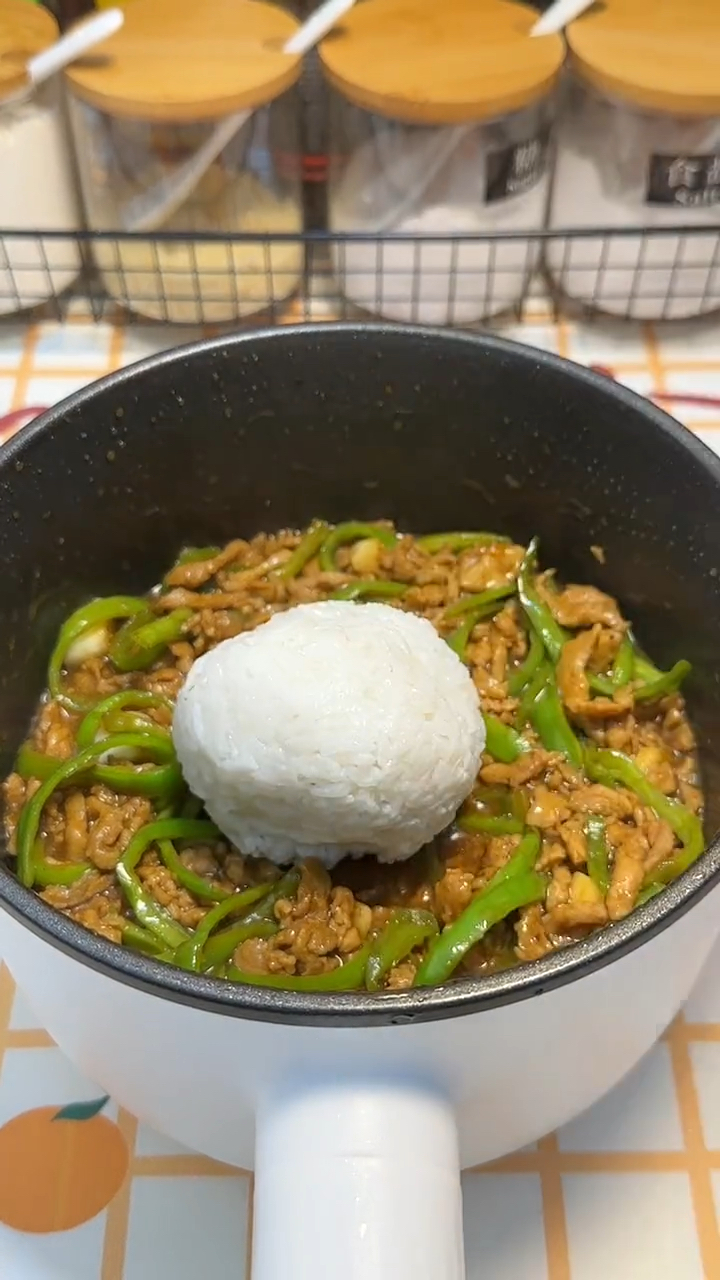 今日《青椒炒肉丝盖饭》