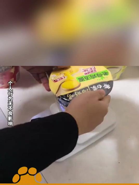 听说方便面里有黄金,顾客购买大量方便面进行称重