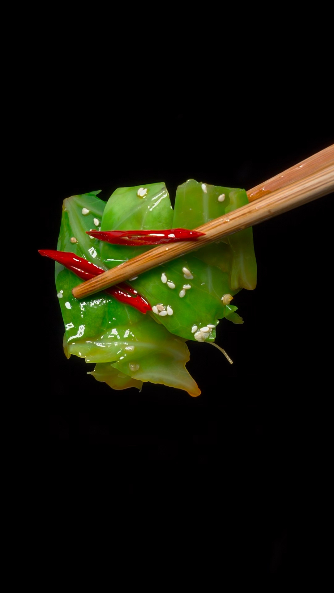 年夜饭的餐桌上不要全做大鱼大肉,做一个这样的凉拌包菜吧,清脆爽口又解腻。#美食