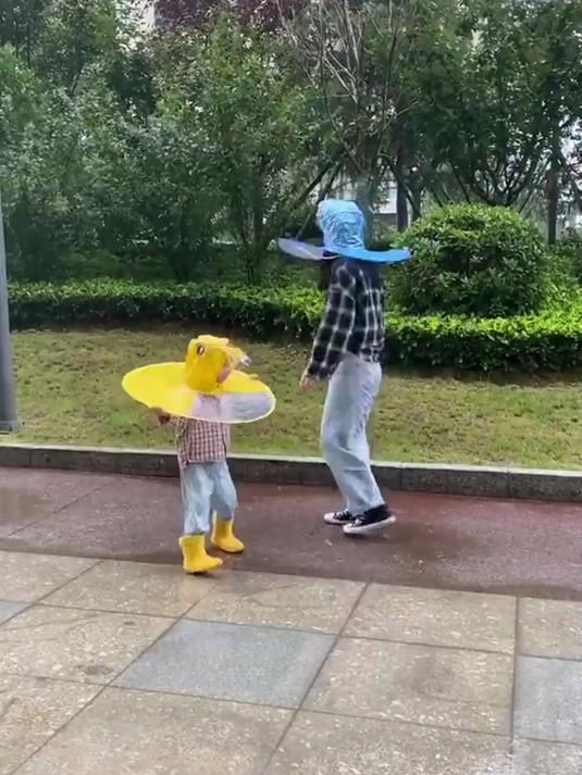 这个小黄鸭斗篷雨衣,孩子天天盼着下雨,其他小朋友都羡慕哭了